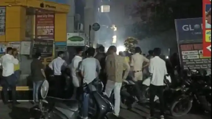 Patna Fire news - पटना के डाकबंगला स्थित बड़े मोबाइल दुुकान Patna Fire news - पटना के डाकबंगला स्थित बड़े मोबाइल दुुकान