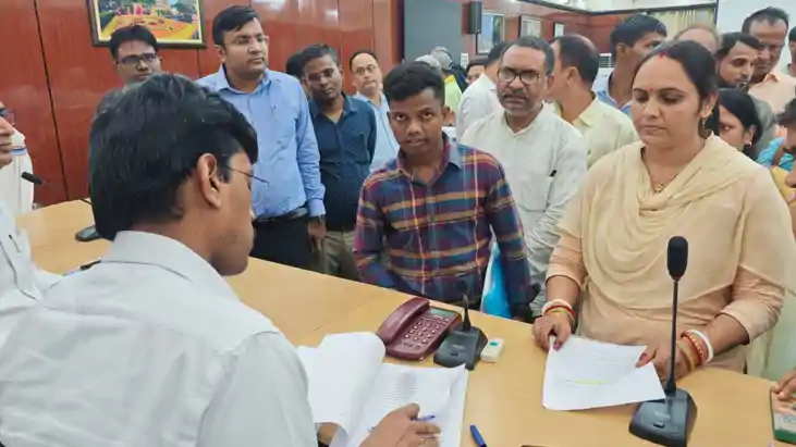 Bihar News - जनता दरबार कैंसिल होने के बाद भी अपनी समस्या ले Bihar News - जनता दरबार कैंसिल होने के बाद भी अपनी समस्या ले