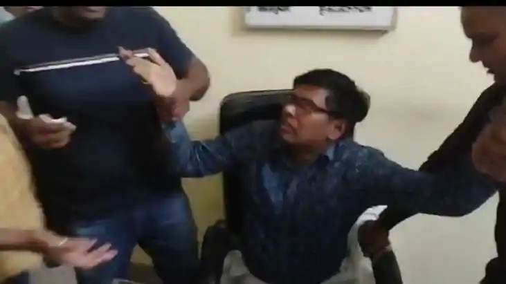 15 हजार रिश्वत लेते मत्सय निरीक्षक गिरफ्तार, विजिलेंस टीम ने 15 हजार रिश्वत लेते मत्सय निरीक्षक गिरफ्तार, विजिलेंस टीम ने