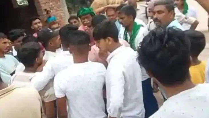 वोट मांगने गांव में गए विधायक से ग्रामीणों ने मांगा पांच साल वोट मांगने गांव में गए विधायक से ग्रामीणों ने मांगा पांच साल