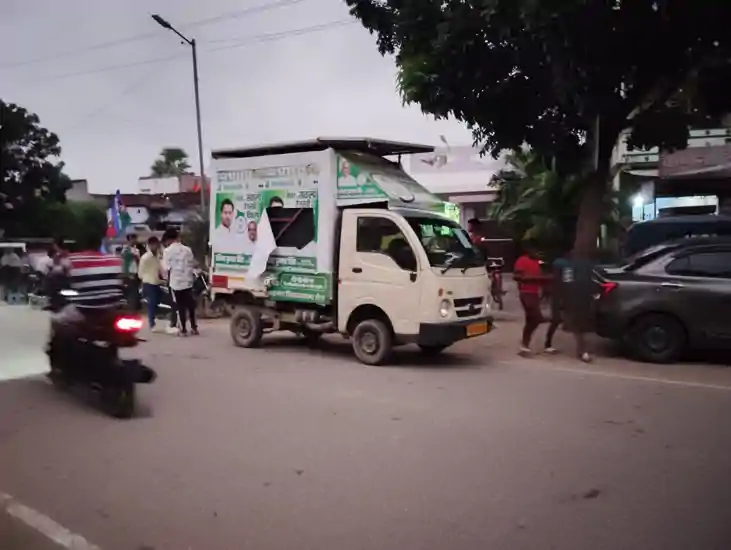 राजद प्रत्याशी के प्रचार गाड़ी का पोस्टर फाड़ा, कार्यकर्ताओं राजद प्रत्याशी के प्रचार गाड़ी का पोस्टर फाड़ा, कार्यकर्ताओं