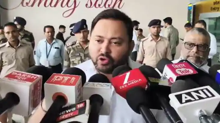 बीच चुनाव बिहार की महिलाओं के खाते में भेजे जा रहे 10 हजार र