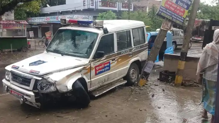 Bihar News:  गश्ती के दौरान पुलिस गाड़ी बिजली के पोल से टकरा