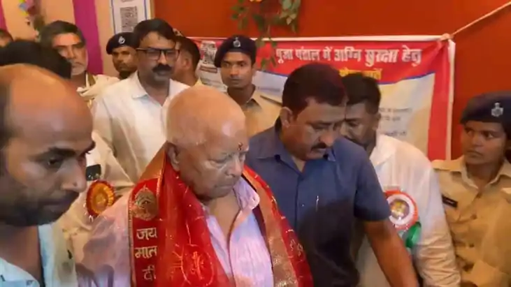 डाक बंगला स्थित पंडाल में मां दुर्गा के दर्शन के लिए पहुंचे डाक बंगला स्थित पंडाल में मां दुर्गा के दर्शन के लिए पहुंचे