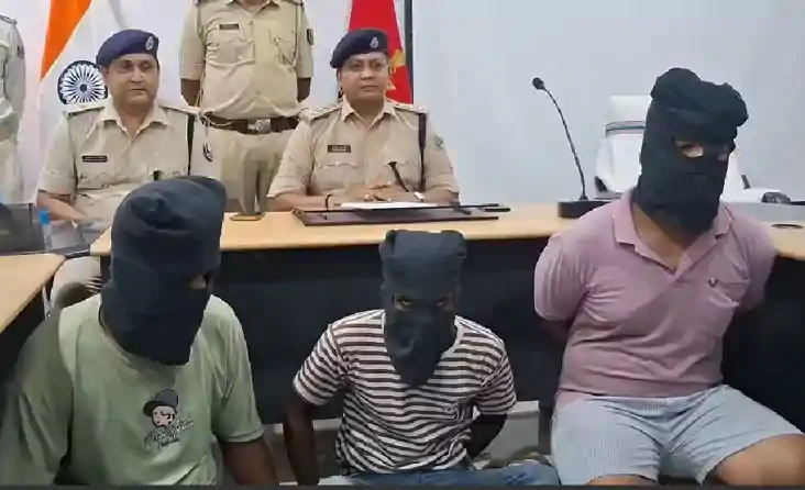 दो चेन स्नेचर सहित ज्वेलरी कारोबारी गिरफ्तार, स्नेचिंग कर ला
