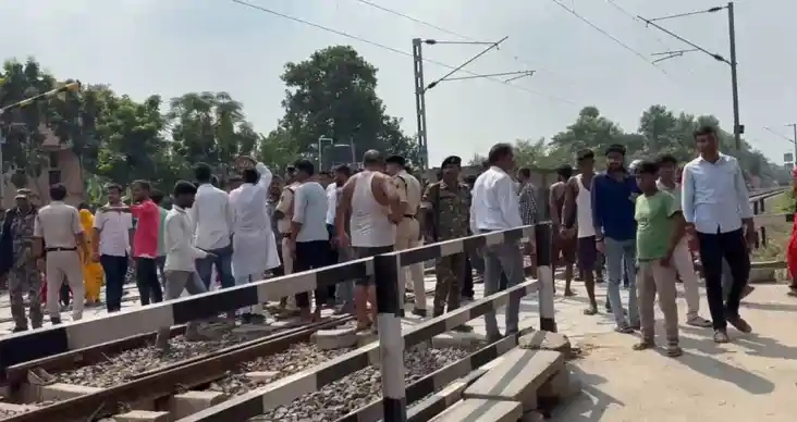 अष्टमी पर दुर्गा मंदिर में पूजा करने जा रही महिला श्रद्धालु अष्टमी पर दुर्गा मंदिर में पूजा करने जा रही महिला श्रद्धालु