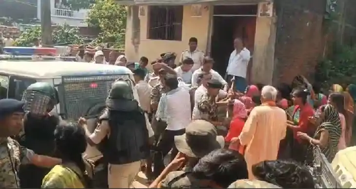 युवक की हत्या पर बवाल, गुस्साई भीड़ ने आरोपित को पुलिस की गि युवक की हत्या पर बवाल, गुस्साई भीड़ ने आरोपित को पुलिस की गि