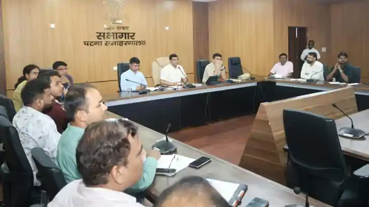 पटना में बाढ़ और बारिश से क्षतिग्रस्त सड़कों की मरम्मत के लि