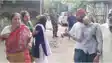 Bihar News : भोजपुर में चलती बाइक से गिरकर महिला की संदिग्ध मौत, बेटी ने पिता पर लगाया हत्या का आरोप; पोस्टमार्टम हाउस के बाहर हुआ हंगामा