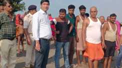 स्नान करने के दौरान कोसी नदी में डूबी 3 साल की बच्ची, गोताखोर और NDRF की टीम तलाश में जुटी