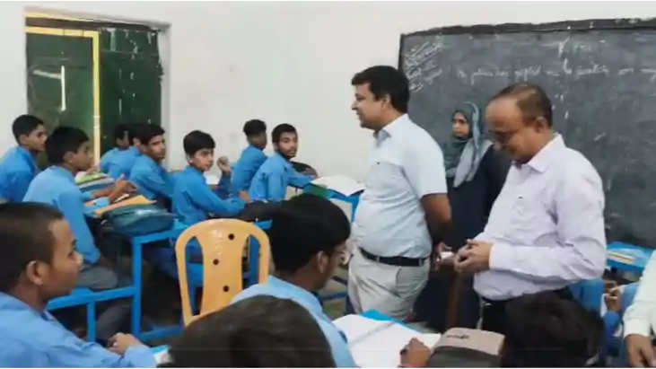 शिक्षक की भूमिका में दिखे रोहतास डीएम दीपक कुमार मिश्र, छात्