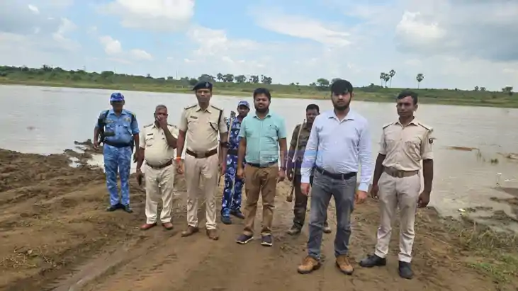 बालू माफियाओं पर बड़ा एक्शन, छापेमारी में ट्रैक्टर-ट्रक जब्त बालू माफियाओं पर बड़ा एक्शन, छापेमारी में ट्रैक्टर-ट्रक जब्त