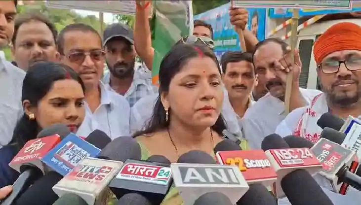 जिप अध्यक्ष नैना गुप्ता के नेतृत्व में हजारों समर्थक पटना के जिप अध्यक्ष नैना गुप्ता के नेतृत्व में हजारों समर्थक पटना के