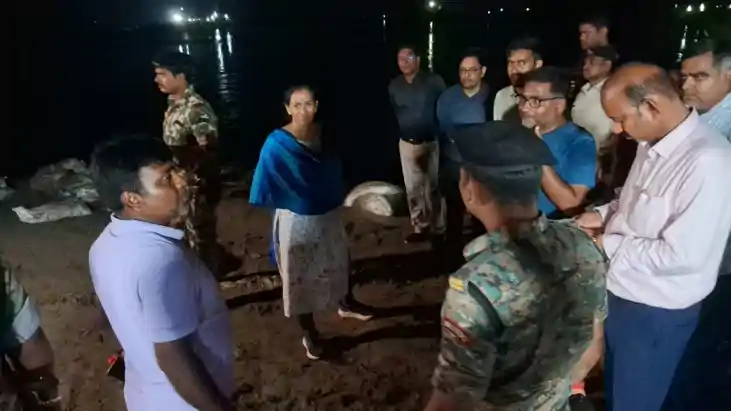 Ganga Erosion 250m Embankment Cut Rescue Work Intensified