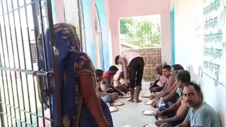 Bihar News : मोतिहारी के स्कूल में बच्चों के MDM पर डाका, ले