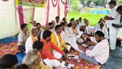 Bihar News : भोजपुर के चरपोखरी में बिजली कटौती को लेकर ग्रामीणों का फूटा गुस्सा, प्रखंड मुख्यालय पर दिया धरना और किया सांकेतिक अनशन