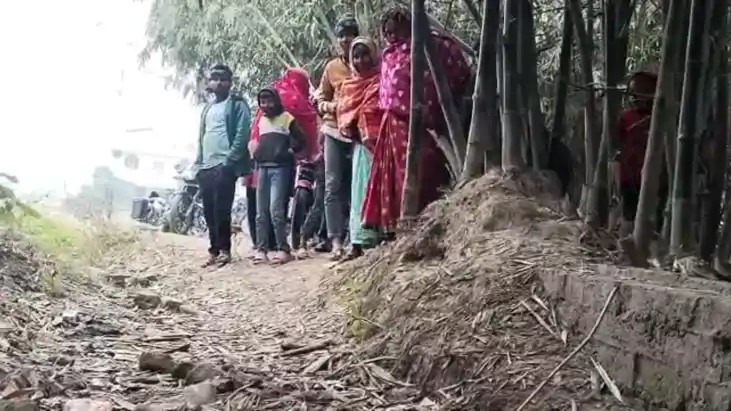 Bihar News : कटिहार में ममता शर्मसार, हाइवे किनारे प्लास्टिक