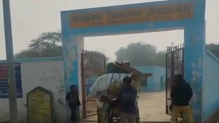 सरकारी स्कूल में 'शिक्षा का सौदा': बच्चों के हाथों में होनी 