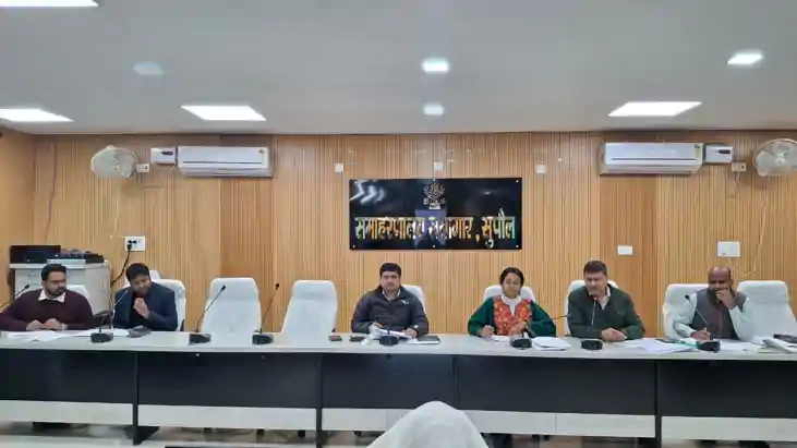 डीएम के तेवर से शिक्षा विभाग में हड़कंप, बैठक से नदारद BEO प