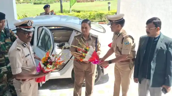 नक्सलियों के लिए खौफ, अपराधियों के लिए काल: जानिए कौन हैं झा