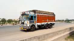 केंद्र सरकार को लगा एक और झटका, पुराने व्यावसायिक वाहनों के फिटनेस टेस्ट और आरसी रिनुअल के फ़ीस बढ़ोतरी पर लगी रोक, कोर्ट ने सुनाया फैसला  