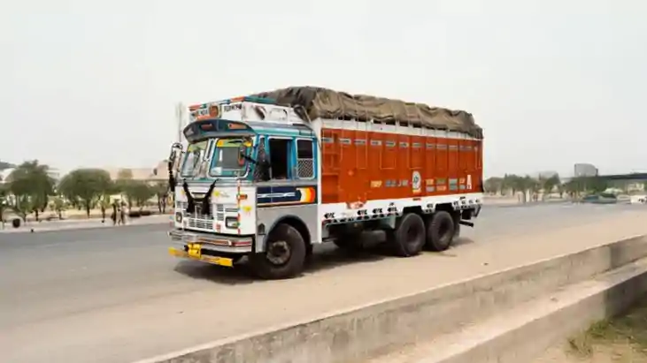 केंद्र सरकार को लगा एक और झटका, पुराने व्यावसायिक वाहनों के 
