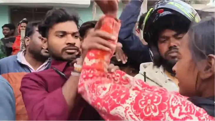 Bihar News : मुंगेर में बीच सड़क पर प्रेमी-प्रेमिका ने किया 