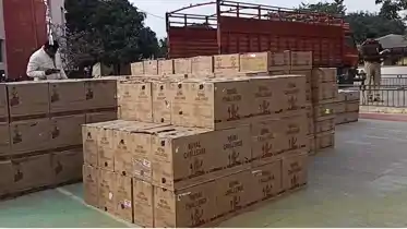 Bihar Crime News : बेतिया में ट्रक पर लोड 50 लाख की विदेशी शराब पुलिस ने किया बरामद, मौके से फरार हुआ तस्कर 
