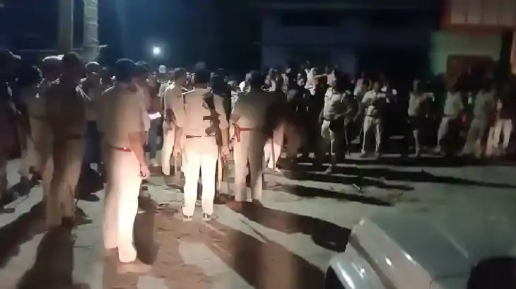 bihar police - शोभायात्रा में असमाजिक तत्वों ने की पुलिस पर bihar police - शोभायात्रा में असमाजिक तत्वों ने की पुलिस पर