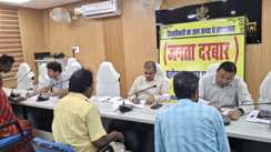 डीएम के जनता दरबार में उमड़ी भीड़: जिलाधिकारी ने सुनीं 70 फरियादें, अधिकारियों को दिए त्वरित कार्रवाई के सख्त निर्देश