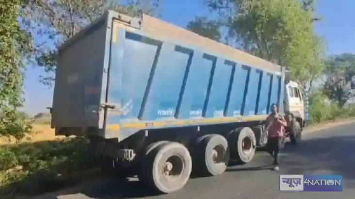 Road accident - एक बाइक से जा रहे चार लोगों को डंपर ने रौंदा