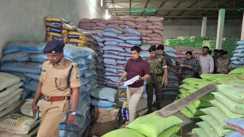 उर्वरक दुकान पर डीएम-एसपी का औचक धावा, कालाबाजारी रोकने के सख्त निर्देश