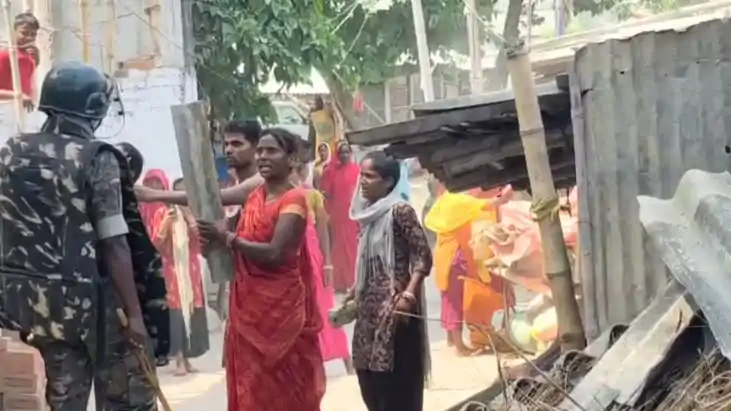 Bihar News : मुजफ्फरपुर में अतिक्रमण हटाने गयी पुलिस टीम पर Bihar News : मुजफ्फरपुर में अतिक्रमण हटाने गयी पुलिस टीम पर