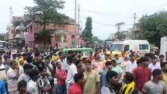 Bihar Crime : आरा में डबल मर्डर के बाद लोगों का फूटा गुस्सा, सड़क जाम कर जमकर काटा बवाल, आरोपियों पर की कार्रवाई की मांग 