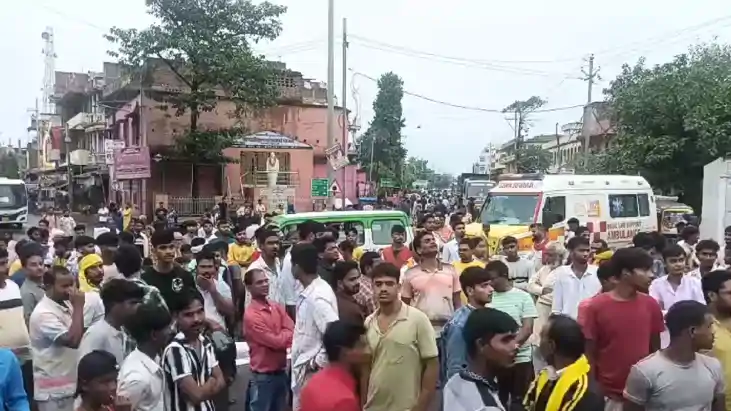 Bihar Crime : आरा में डबल मर्डर के बाद लोगों का फूटा गुस्सा, Bihar Crime : आरा में डबल मर्डर के बाद लोगों का फूटा गुस्सा,