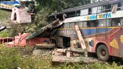 बजरंगबली ने बचायी जान ! ड्राईवर की झपकी बनी जानलेवा, मंदिर में घुसी अनियंत्रित बस, बाल बाल बसे यात्री 