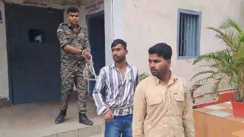 Bihar News : दिल्ली से मुंगेर पहुंचे तीन संदिग्धों को पुलिस ने किया गिरफ्तार, जाली नोटनुमा कागजात और मोबाइल किया बरामद