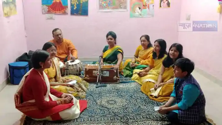 सरस्वती पूजा के अवसर पर स्वरा आर्ट एंड कल्चर में गायन, नृत्य सरस्वती पूजा के अवसर पर स्वरा आर्ट एंड कल्चर में गायन, नृत्य
