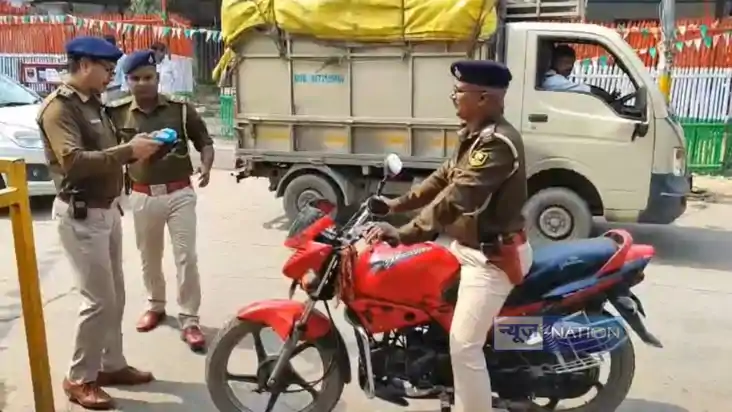 Darbhanga news: पुलिस वालों को ट्रैफिक नियमों का उल्लंघन पड़