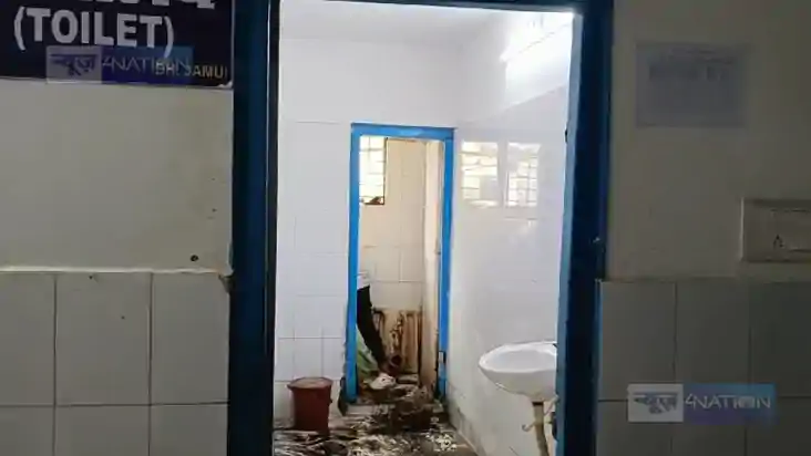 सदर अस्पताल में मानवता हुई शर्मसार, बाथरुम के टॉयलेट शीट में