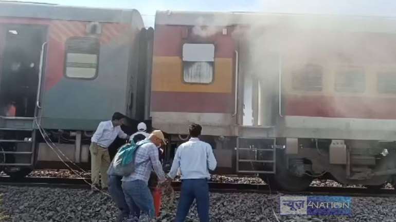 TRAIN ACCIDENT - बर्निंग ट्रेन बनने से बची बक्सर-टाटानगर एक्सप्रेस, यात्रियों में मची अफरा तफरी, ट्रेन से कूदकर भागे