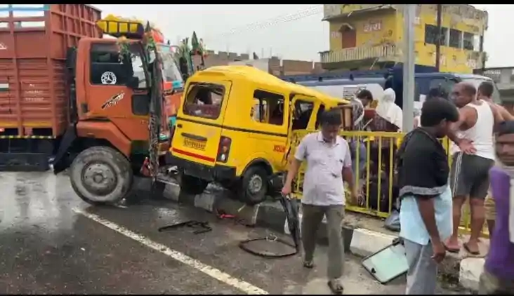 BREAKING स्कूली वैन और ट्रक में टक्कर, 15 बच्चे घायल , तीन क