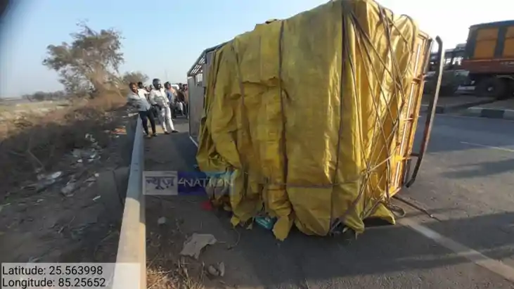  BIHAR ACCIDENT – बाइक से जा रहे युवकों पर पलटी अनियंत्रित प