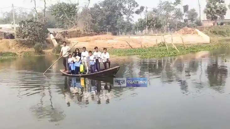 Bihar School News : सहरसा में नाव से नदी पार कर स्कूल जाते ह