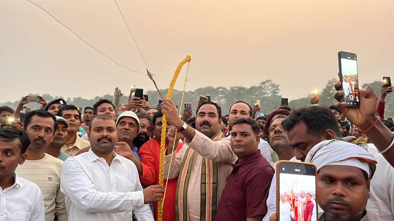 नेता प्रतिपक्ष तेजस्वी यादव के मुस्लिम विधायक व पूर्व मंत्री इसराइल मंसूरी ने उठाया धनुष और बाण चला कर किया रावण दहन 