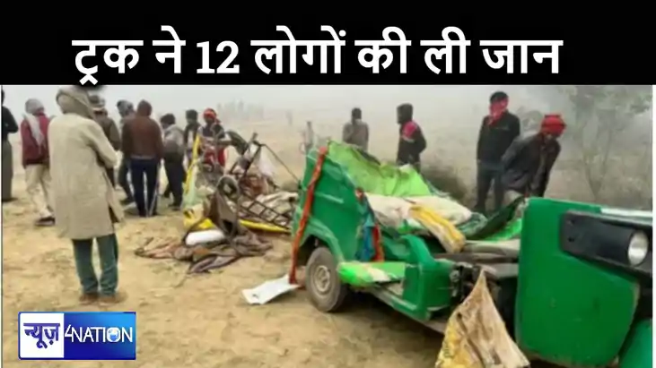 घने कोहरे के बीच गंगा स्नान के लिए जा यात्रियों से भरी टैंपो