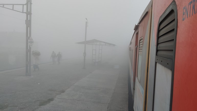 कड़ाके की ठंड से ठिठुरा बिहार, कोहरे ने रोकी ट्रेन, विमान की रफ्तार, तेजस 15 घंटे तो संपूर्णक्रांति 14 घंटे लेट, रेल सेवा पर बड़ा असर