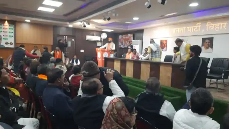 नीतीश संग हाथ मिलाने को भाजपा की शुरू हुई बड़ी बैठक, इधर गिर